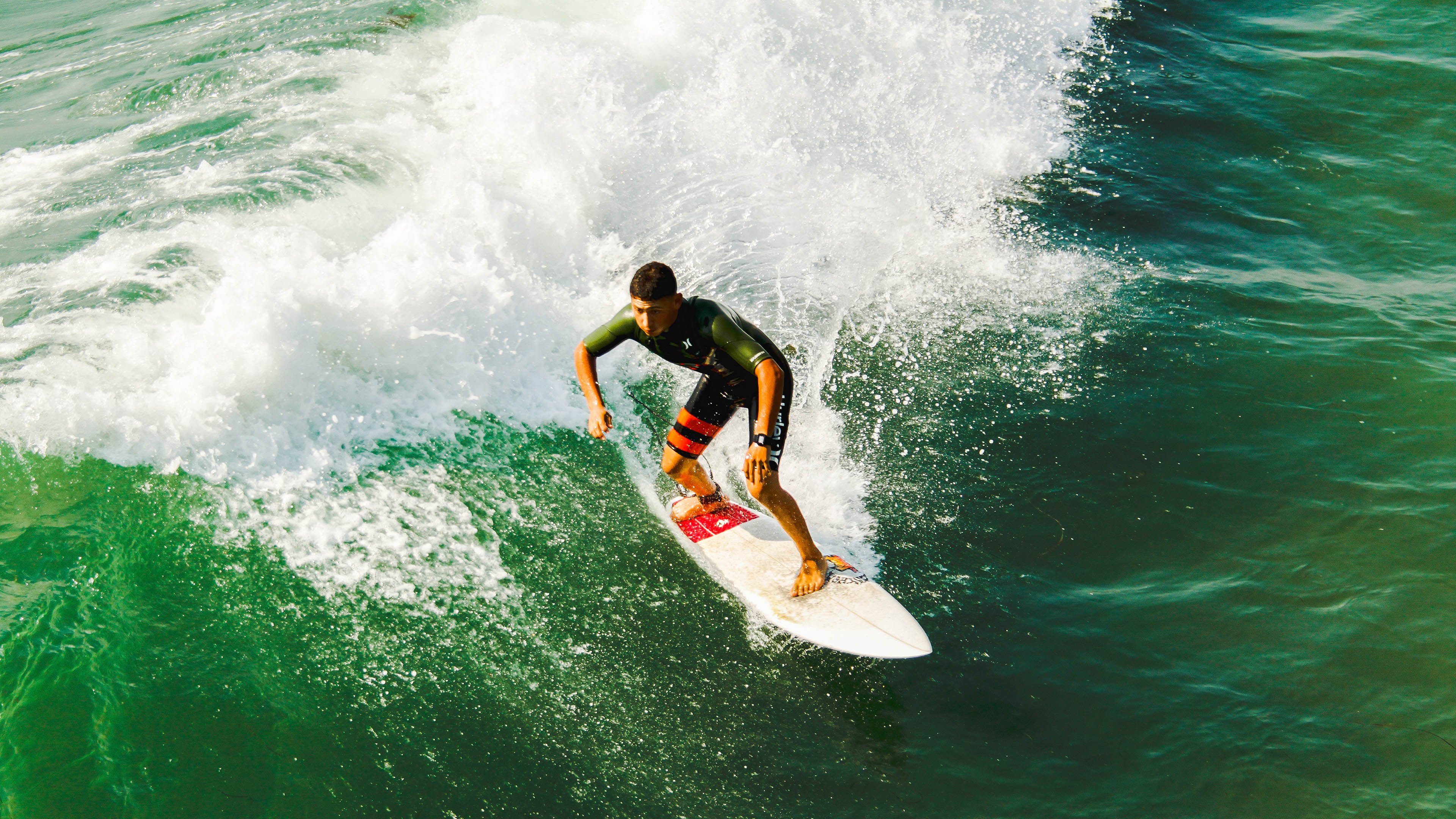 《CS_GO极速对垒，现场气氛火爆点燃》，吃鸡极速对决近战