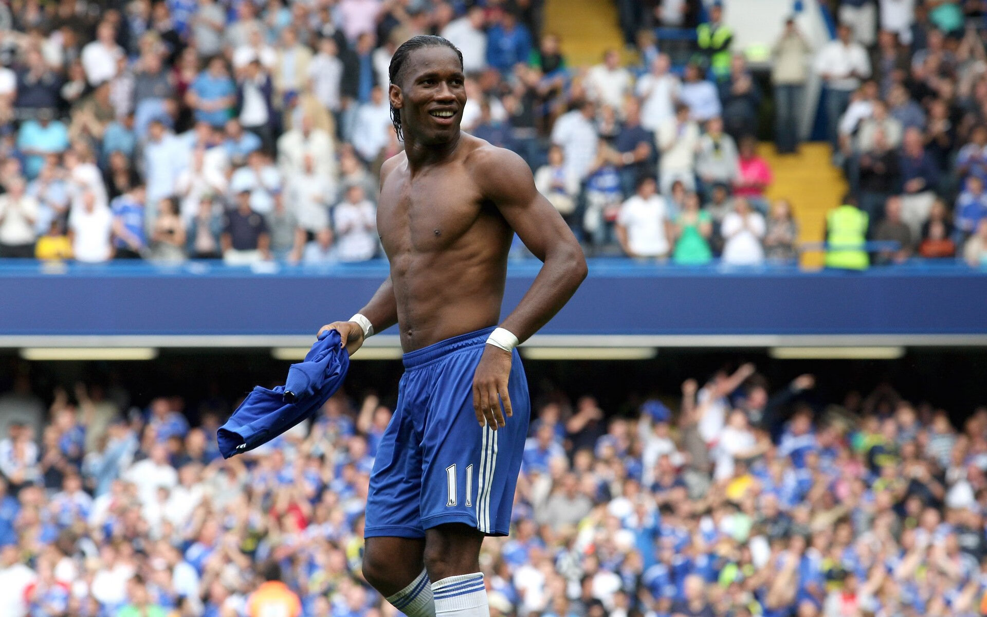 一决高下：球场上两队实力对比悬念无限，胜负难料，一决高低还是一决高下